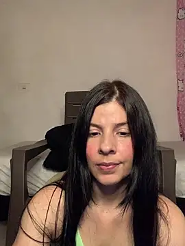 Snapshot of Estefani_32 chatting on June 20, 6:54 pm Estefani 32 online show from June 20, 6:54 pm