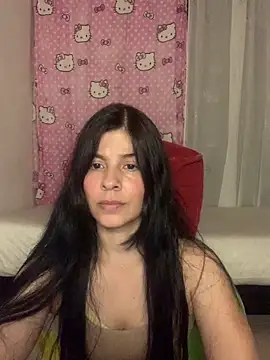 Snapshot of Estefani_32 chatting on June 21, 7:27 pm Estefani 32 online show from June 21, 7:27 pm