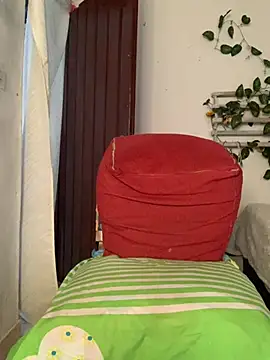 Snapshot of Estefani_32 chatting on June 23, 5:22 pm Estefani 32 online show from June 23, 5:22 pm