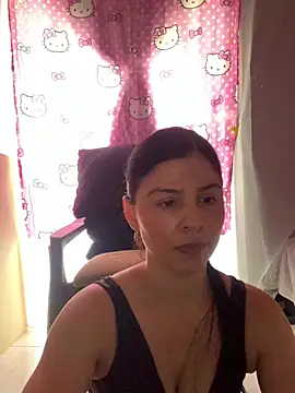 Snapshot of Estefani_32 chatting on June 24, 4:28 pm Estefani 32 online show from June 24, 4:28 pm