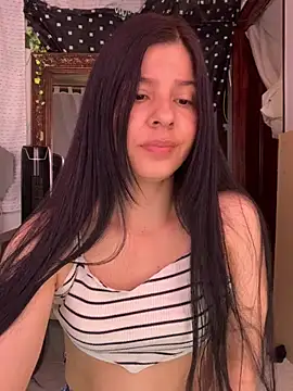 Snapshot of Estefani_32 chatting on June 25, 5:28 pm Estefani 32 online show from June 25, 5:28 pm