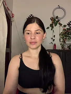 Snapshot of Estefani_32 chatting on July 2, 3:23 am Estefani 32 online show from July 2, 3:23 am