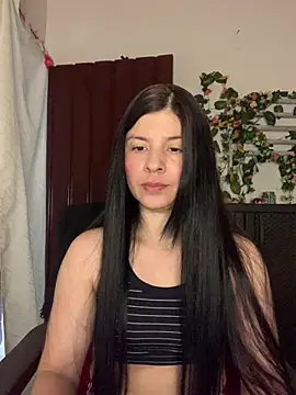 Snapshot of Estefani_32 chatting on July 3, 12:11 pm Estefani 32 online show from July 3, 12:11 pm
