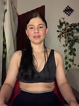 Snapshot of Estefani_32 chatting on July 10, 12:15 am Estefani 32 online show from July 10, 12:15 am
