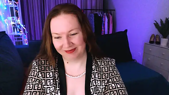 Snapshot of GoddessLara chatting on February 21, 2:06 am GoddessLara online show from February 21, 2:06 am
