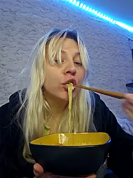 Snapshot of ScarletCallings420 chatting on January 5, 10:24 pm ScarletCallings420 online show from January 5, 10:24 pm