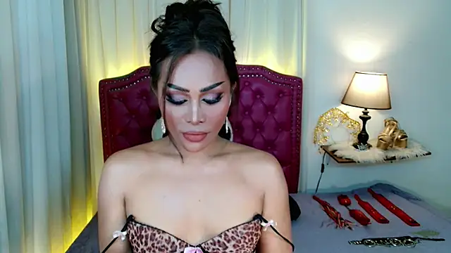 Snapshot of DreamLADYBOY chatting on June 5, 6:52 am DreamLADYBOY online show from June 5, 6:52 am