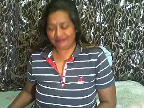 Snapshot of Mammabear_4u chatting on December 15, 4:04 pm Mammabear 4u online show from December 15, 4:04 pm