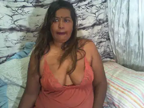 Snapshot of Mammabear_4u chatting on February 6, 2:15 pm Mammabear 4u online show from February 6, 2:15 pm