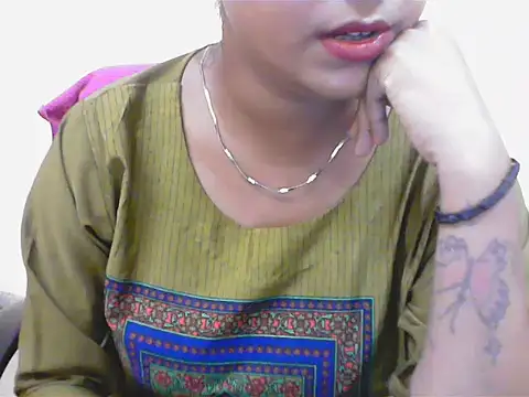 Snapshot of LovingPihu chatting on July 23, 6:11 am LovingPihu online show from July 23, 6:11 am