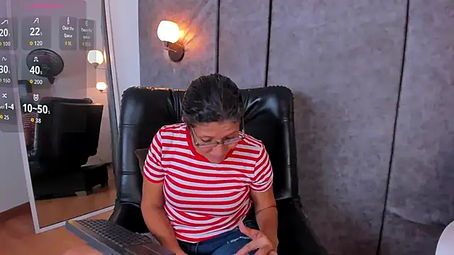 Snapshot of Keyla_Milf chatting on May 7, 10:59 pm Keyla Milf online show from May 7, 10:59 pm