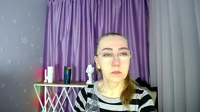 Snapshot of queen_a_n_i chatting on February 22, 9:01 am queen a n i online show from February 22, 9:01 am