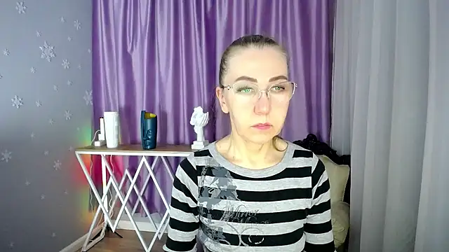 Snapshot of queen_a_n_i chatting on February 23, 2:40 am queen a n i online show from February 23, 2:40 am