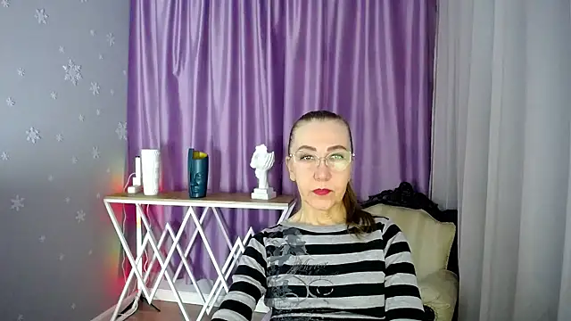 Snapshot of queen_a_n_i chatting on February 23, 5:45 am queen a n i online show from February 23, 5:45 am