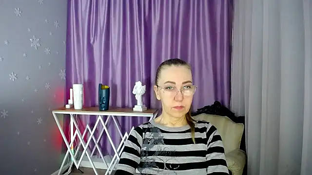 Snapshot of queen_a_n_i chatting on February 24, 3:33 am queen a n i online show from February 24, 3:33 am