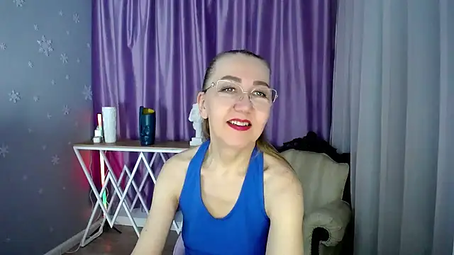 Snapshot of queen_a_n_i chatting on March 6, 11:25 am queen a n i online show from March 6, 11:25 am