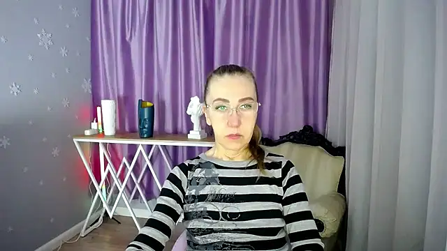 Snapshot of queen_a_n_i chatting on March 7, 6:13 am queen a n i online show from March 7, 6:13 am