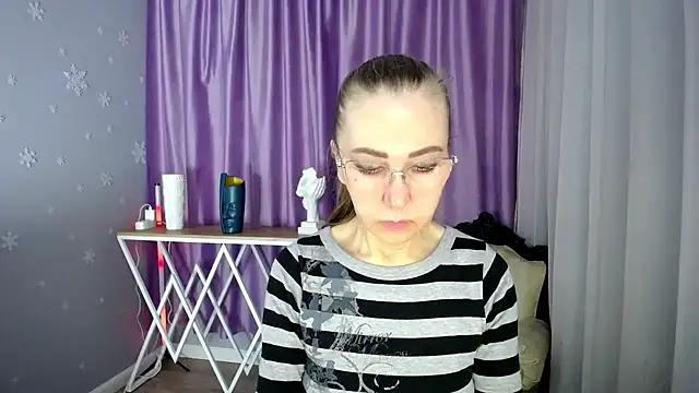 Snapshot of queen_a_n_i chatting on March 8, 8:55 am queen a n i online show from March 8, 8:55 am