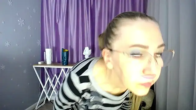 Snapshot of queen_a_n_i chatting on March 8, 11:58 am queen a n i online show from March 8, 11:58 am