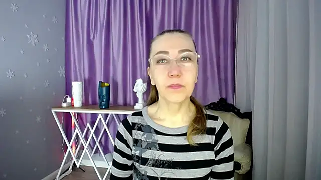 Snapshot of queen_a_n_i chatting on March 10, 7:10 am queen a n i online show from March 10, 7:10 am