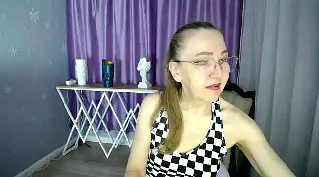 Snapshot of queen_a_n_i chatting on March 10, 10:15 am queen a n i online show from March 10, 10:15 am
