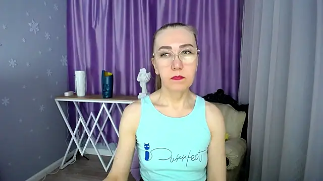 Snapshot of queen_a_n_i chatting on March 18, 12:25 pm queen a n i online show from March 18, 12:25 pm