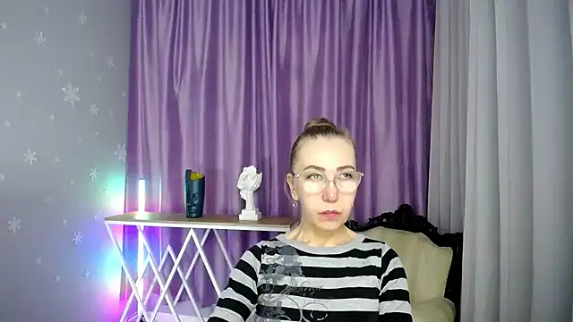 Snapshot of queen_a_n_i chatting on September 11, 7:08 am queen a n i online show from September 11, 7:08 am