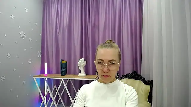 Snapshot of queen_a_n_i chatting on September 19, 9:00 am queen a n i online show from September 19, 9:00 am