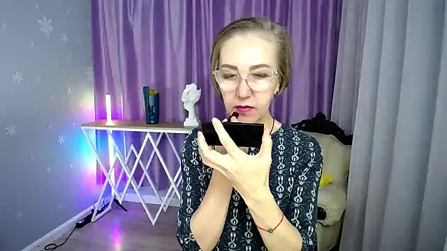 Snapshot of queen_a_n_i chatting on October 6, 9:18 am queen a n i online show from October 6, 9:18 am