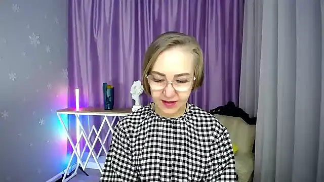 Snapshot of queen_a_n_i chatting on October 7, 10:45 am queen a n i online show from October 7, 10:45 am