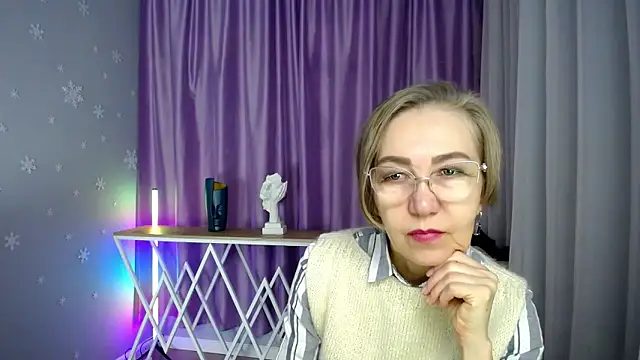 Snapshot of queen_a_n_i chatting on October 10, 6:45 am queen a n i online show from October 10, 6:45 am