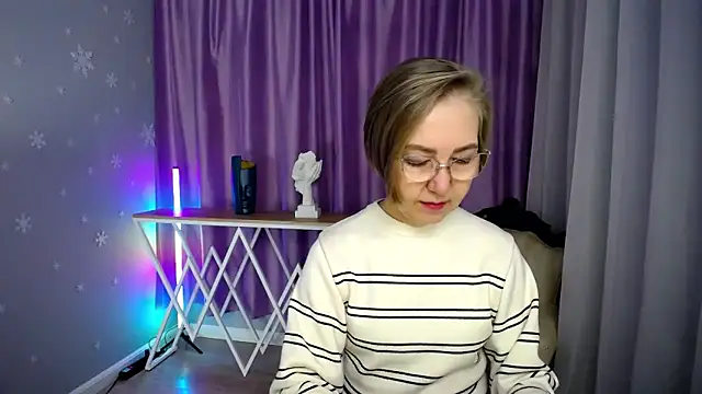 Snapshot of queen_a_n_i chatting on October 13, 8:14 am queen a n i online show from October 13, 8:14 am