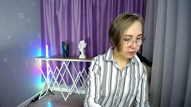 Snapshot of queen_a_n_i chatting on October 18, 8:15 am queen a n i online show from October 18, 8:15 am