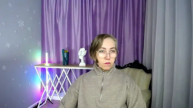 Snapshot of queen_a_n_i chatting on October 21, 10:05 am queen a n i online show from October 21, 10:05 am