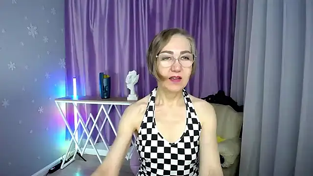 Snapshot of queen_a_n_i chatting on October 31, 1:45 pm queen a n i online show from October 31, 1:45 pm