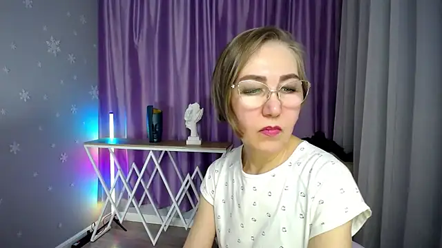 Snapshot of queen_a_n_i chatting on November 8, 11:32 am queen a n i online show from November 8, 11:32 am