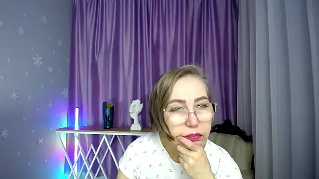 Snapshot of queen_a_n_i chatting on November 14, 10:03 am queen a n i online show from November 14, 10:03 am