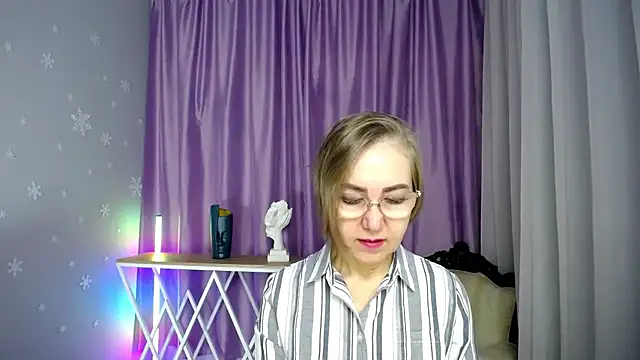 Snapshot of queen_a_n_i chatting on November 20, 8:14 am queen a n i online show from November 20, 8:14 am