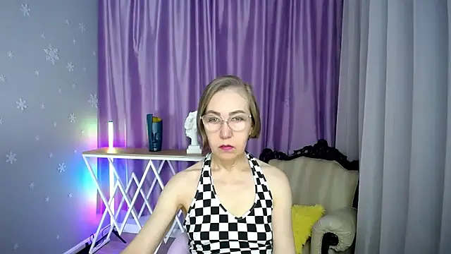 Snapshot of queen_a_n_i chatting on November 26, 8:37 am queen a n i online show from November 26, 8:37 am