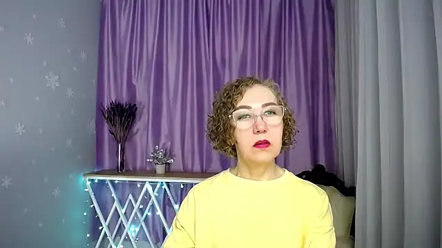 Snapshot of queen_a_n_i chatting on May 15, 8:10 am queen a n i online show from May 15, 8:10 am