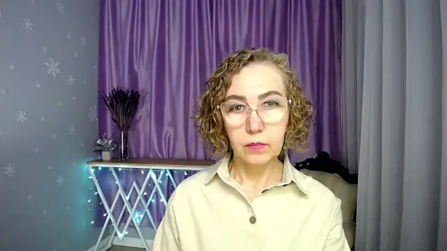 Snapshot of queen_a_n_i chatting on June 4, 10:21 am queen a n i online show from June 4, 10:21 am
