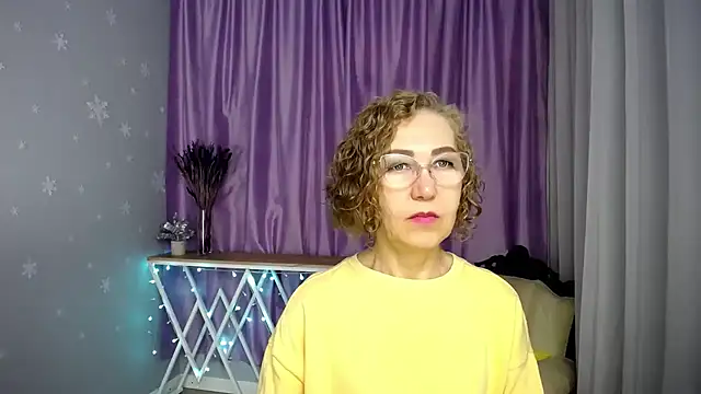 Snapshot of queen_a_n_i chatting on June 13, 3:59 am queen a n i online show from June 13, 3:59 am