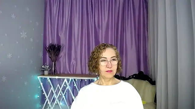 Snapshot of queen_a_n_i chatting on June 14, 4:36 am queen a n i online show from June 14, 4:36 am