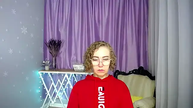 Snapshot of queen_a_n_i chatting on June 18, 5:51 am queen a n i online show from June 18, 5:51 am