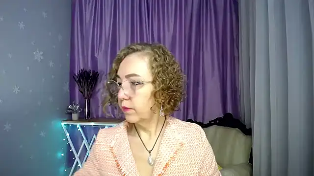 Snapshot of queen_a_n_i chatting on June 19, 6:07 am queen a n i online show from June 19, 6:07 am