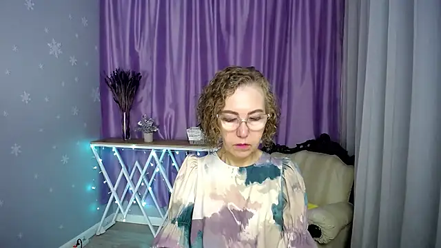 Snapshot of queen_a_n_i chatting on June 20, 5:54 am queen a n i online show from June 20, 5:54 am