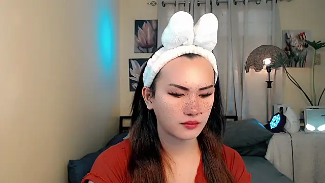 Snapshot of beatrice_21 chatting on November 3, 12:57 am beatrice 21 online show from November 3, 12:57 am