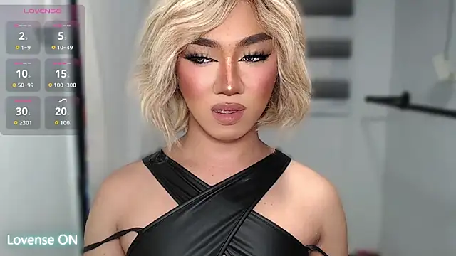 Snapshot of Local_Hoelyx chatting on October 11, 8:24 am Local Hoelyx online show from October 11, 8:24 am