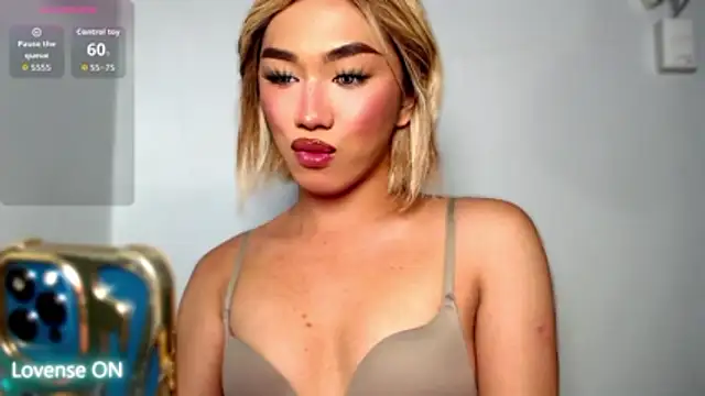 Snapshot of Local_Hoelyx chatting on October 31, 7:37 pm Local Hoelyx online show from October 31, 7:37 pm