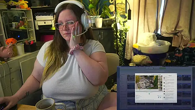 Snapshot of Geeky_Kitten chatting on October 10, 2:38 pm Geeky Kitten online show from October 10, 2:38 pm